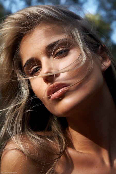 Сенсуальная Нэсса: Летняя Мода на Природе