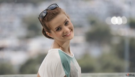 Летнее счастье: обнаженная девушка в солнечных очках