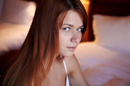 Милая девушка Ками в спальне