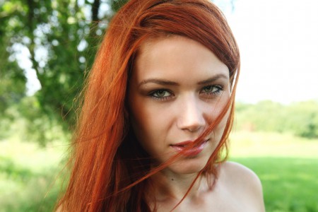 Натуралистическая фотосессия с улыбающейся девушкой