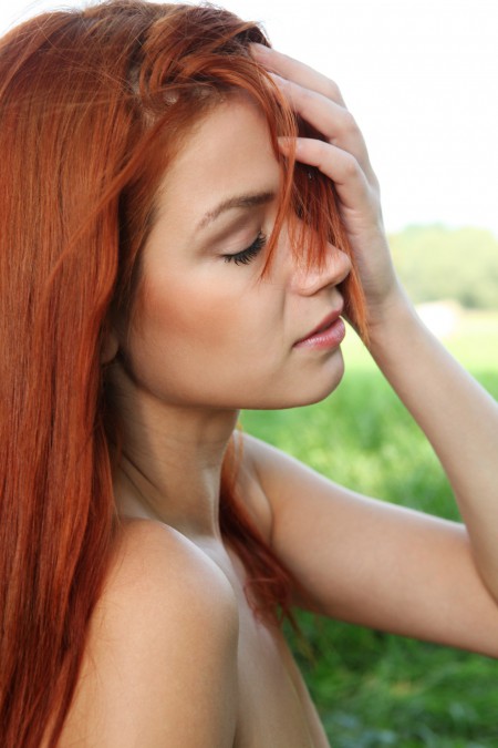 Натуралистическая фотосессия с улыбающейся девушкой