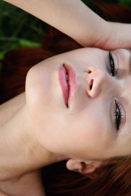 Натуралистическая фотосессия с улыбающейся девушкой