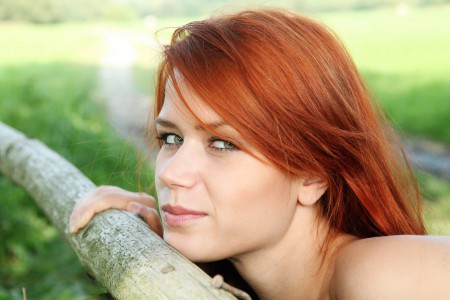 Натуралистическая фотосессия с улыбающейся девушкой