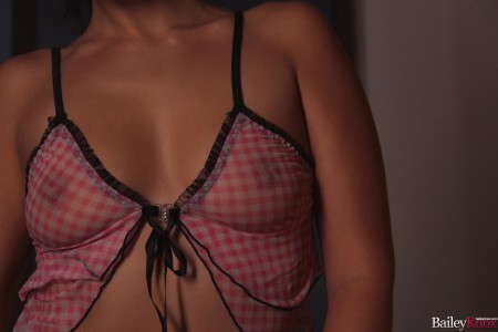 Летнее наслаждение: Бэйли Нокс позирует голая под солнечными лучами