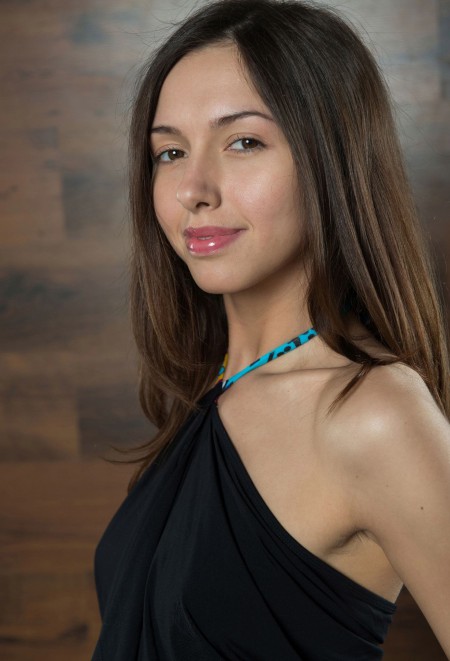 Нежная Нелли: Элегантная сексуальность в студии