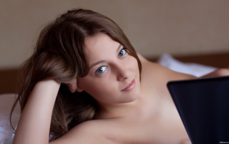Нежная Никия позирует голая на кровати