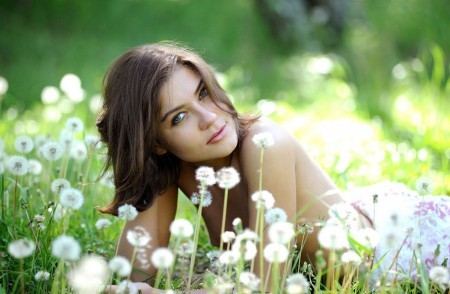 Сабина в летнем лесу: чувственная фотосессия