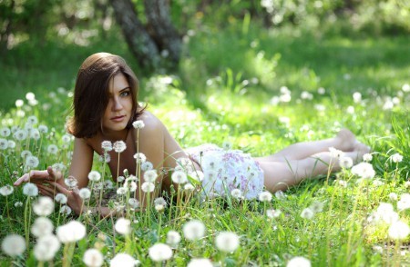 Сабина в летнем лесу: чувственная фотосессия