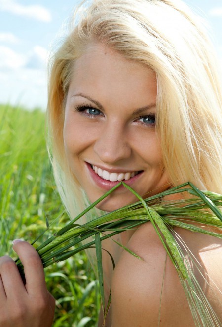 Летнее блаженство: обнаженная Миа на лужайке