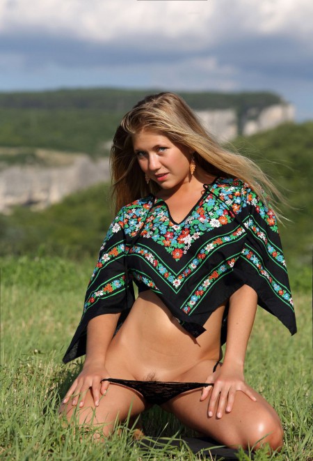 Летнее веселье на природе: эротическая фотосессия