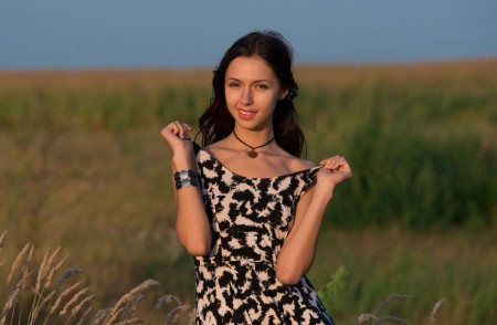 Летнее счастье: красота Нелли в природе