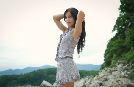 Летний портрет Меган А в природе