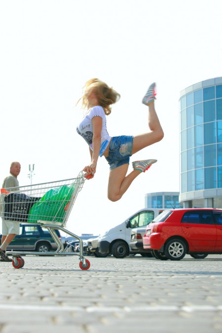 Весёлая Alessandra: Поза на природе