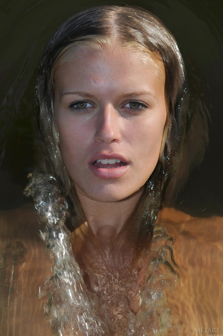 Летняя счастливая смешная смоделька в природе