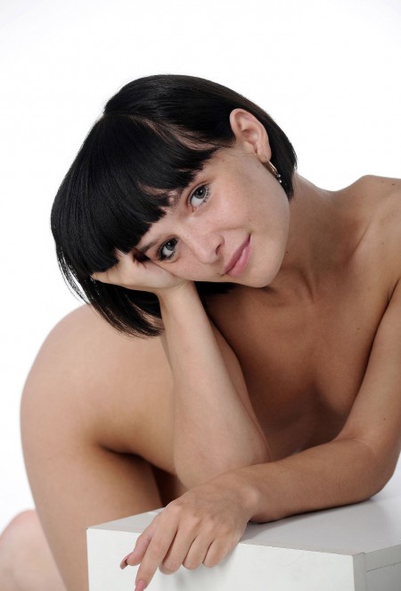 Летняя чувственность: фешн-модель в студии