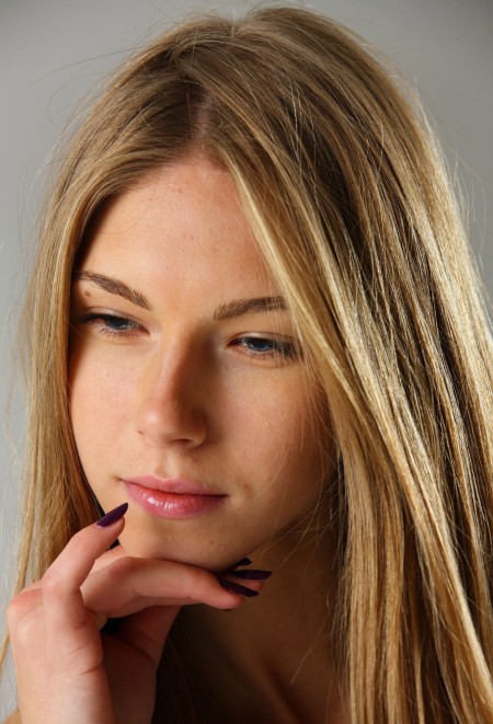 Соблазнительная блондинка: фотосессия эротического моделирования