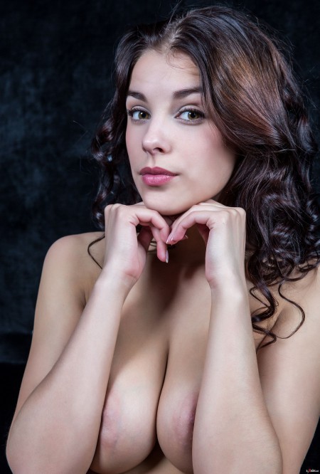 Соблазнительная нежность: Эротическая фотосессия модели