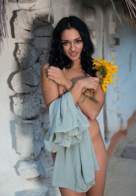 Летнее блаженство: фотосессия эротической модели