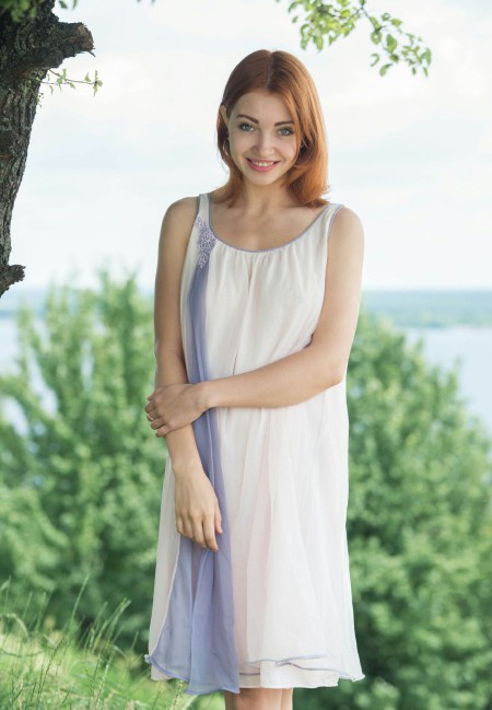 Счастливая девушка Calida A на природе