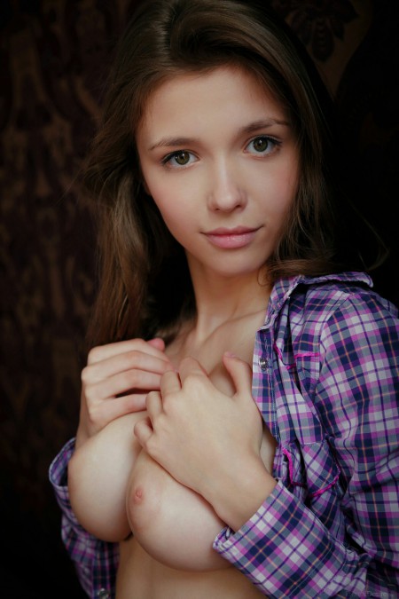 Мила Азул: Чувственность модели в джинсах