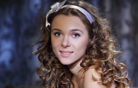 Соблазнительная Дана: фешн-модель в гламурной позе