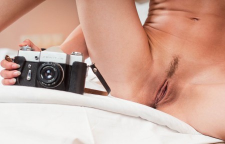 Счастливая рыжая модель в эротическом фотосете