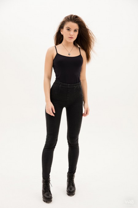 Изящная модель в джинсах: Эвелина Дарлинг