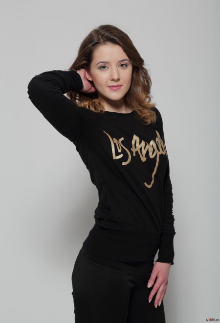 Улыбающаяся и элегантная модель Фэшн