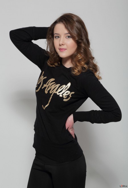 Улыбающаяся и элегантная модель Фэшн