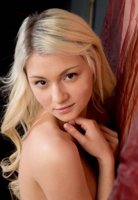 Соблазнительная блондинка: элегантная модель во всей красе