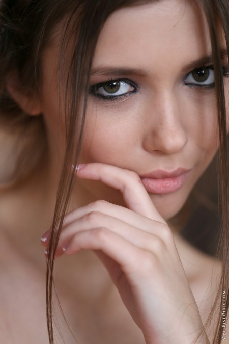 Соблазнительная Мила: Фотосессия в джинсах