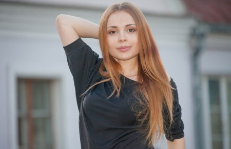 Винни Э весело позирует на природе