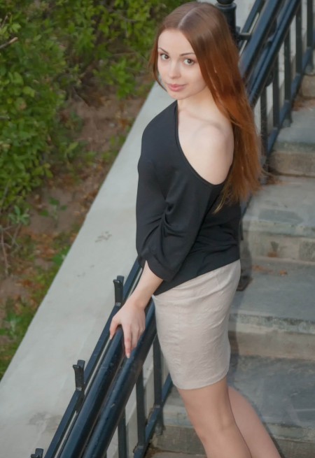 Винни Э весело позирует на природе