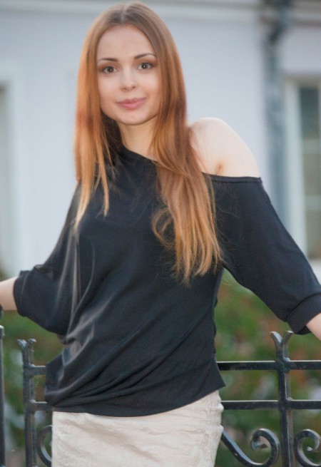 Винни Э весело позирует на природе