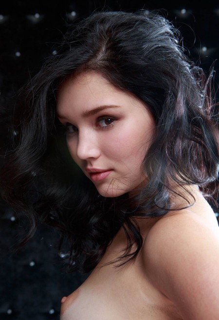 Изысканная соблазнительница в эротическом фотосете