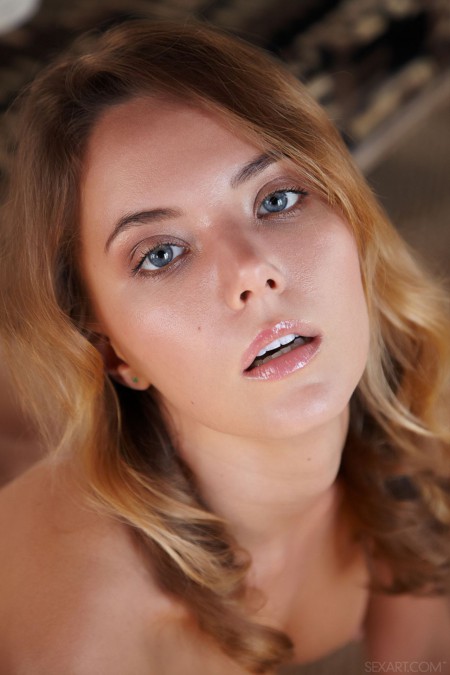 Смайлик Манго: чувственная фотосессия в домашней обстановке