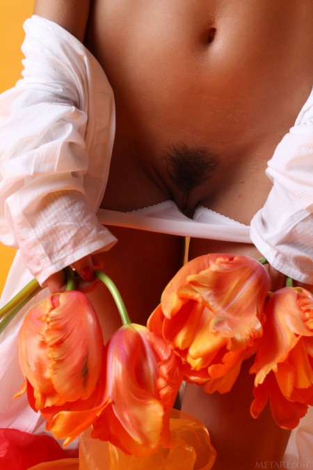 Солнечная весна: Микаэла в цветах