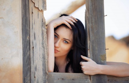 Летнее наслаждение: девушка в природе