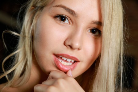 Счастливая блондинка Candice Lauren в эротической фотосессии