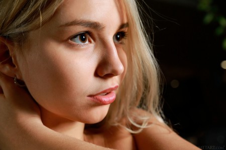 Счастливая блондинка Candice Lauren в эротической фотосессии