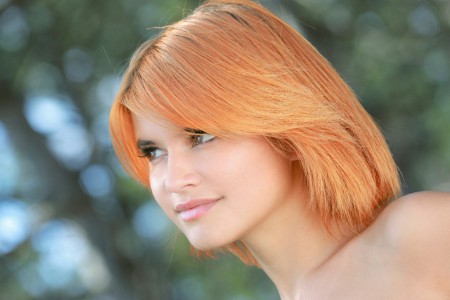 Летняя чувственность: обнаженная смайливая фешн модель