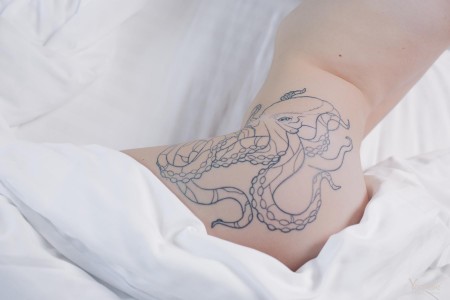 Актовая съемка с голой девушкой