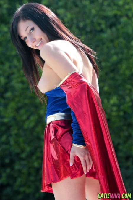 Радостная смехливая Кэти Минкс на природе