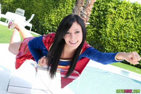 Радостная смехливая Кэти Минкс на природе