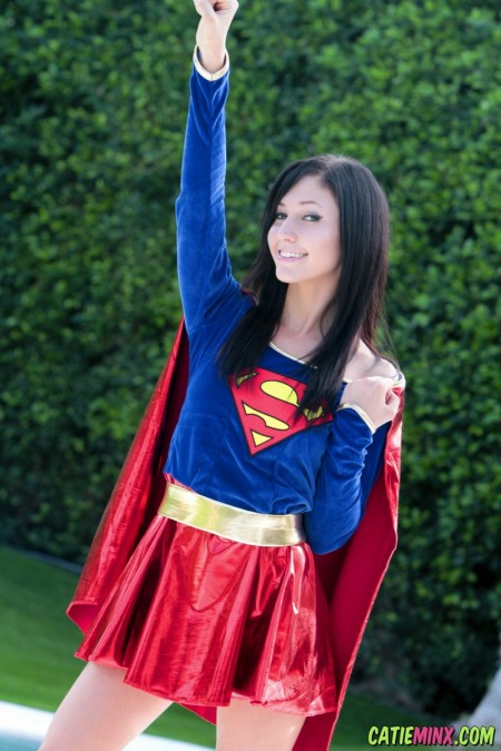 Радостная смехливая Кэти Минкс на природе