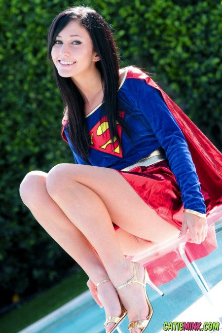 Радостная смехливая Кэти Минкс на природе