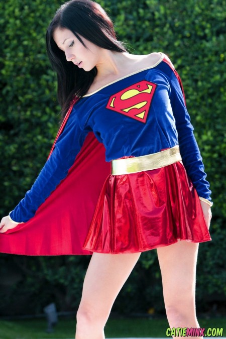 Радостная смехливая Кэти Минкс на природе