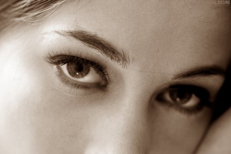 Изысканная красота: девушка в чёрно-белой фотосессии