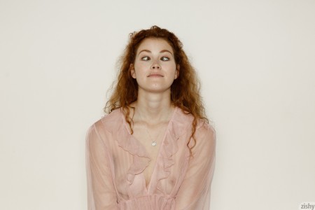 Изысканная элегантность: Heidi Romanova позирует голая на кровати