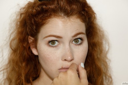 Изысканная элегантность: Heidi Romanova позирует голая на кровати